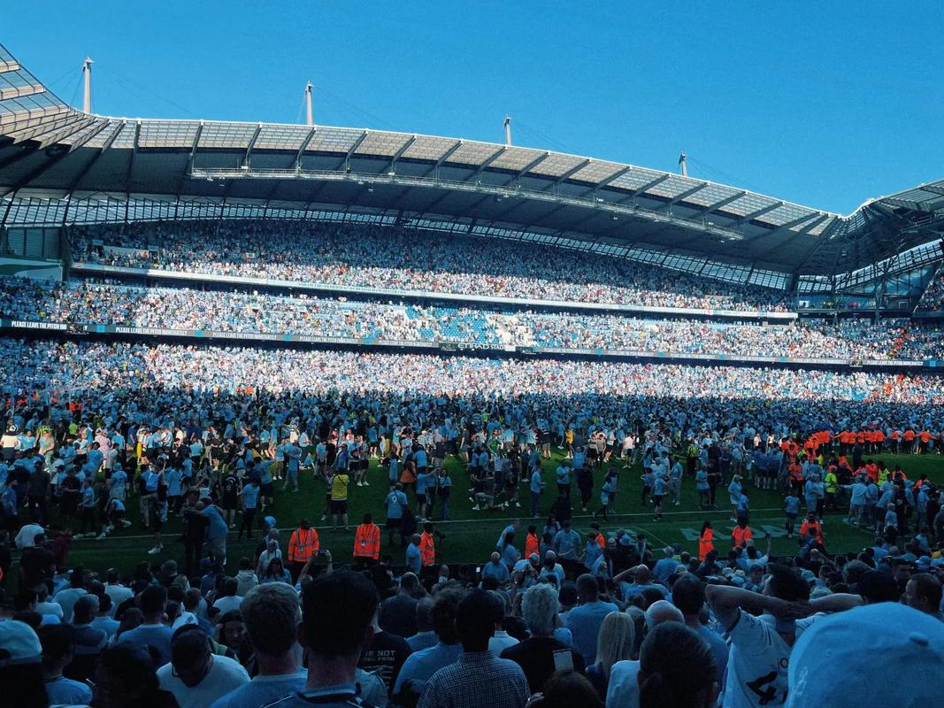 古德利晒防守贝林厄姆照片，后者调侃：抱得太紧了兄弟🤣❤️（古德利晒与贝林厄姆对抗照，贝林厄姆打趣：兄弟，你抱得太紧了🤣❤️）