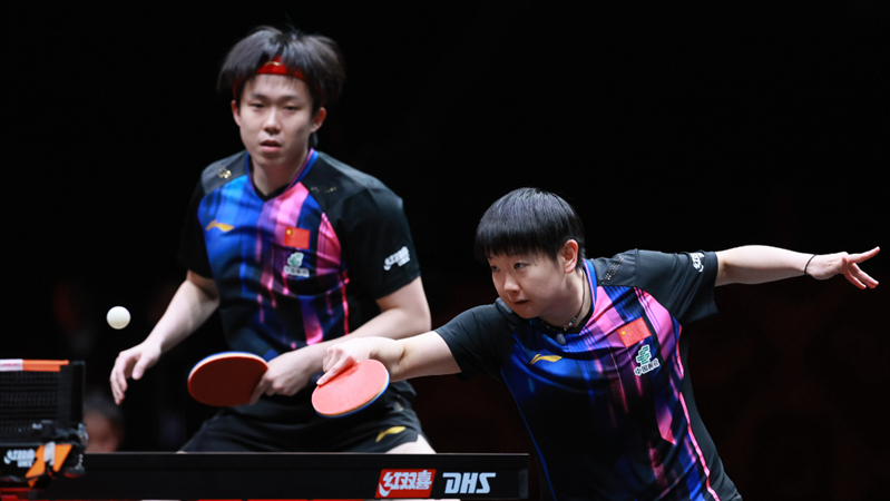 塞维球迷不满球队表现，向球场投掷杂物导致德比战暂停18分钟（塞维利亚球迷不满球队表现向场内掷物，德比战被迫中断18分钟）