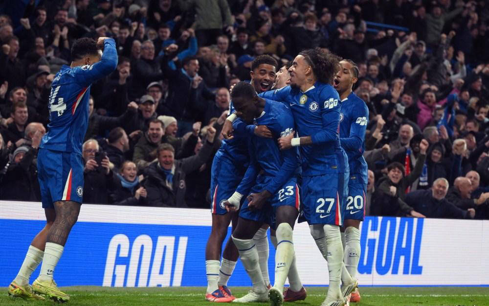 绿茵上的精准艺术：高尔夫运动的优雅与坚守（果岭间的精确之美：高尔夫的优雅与执着）