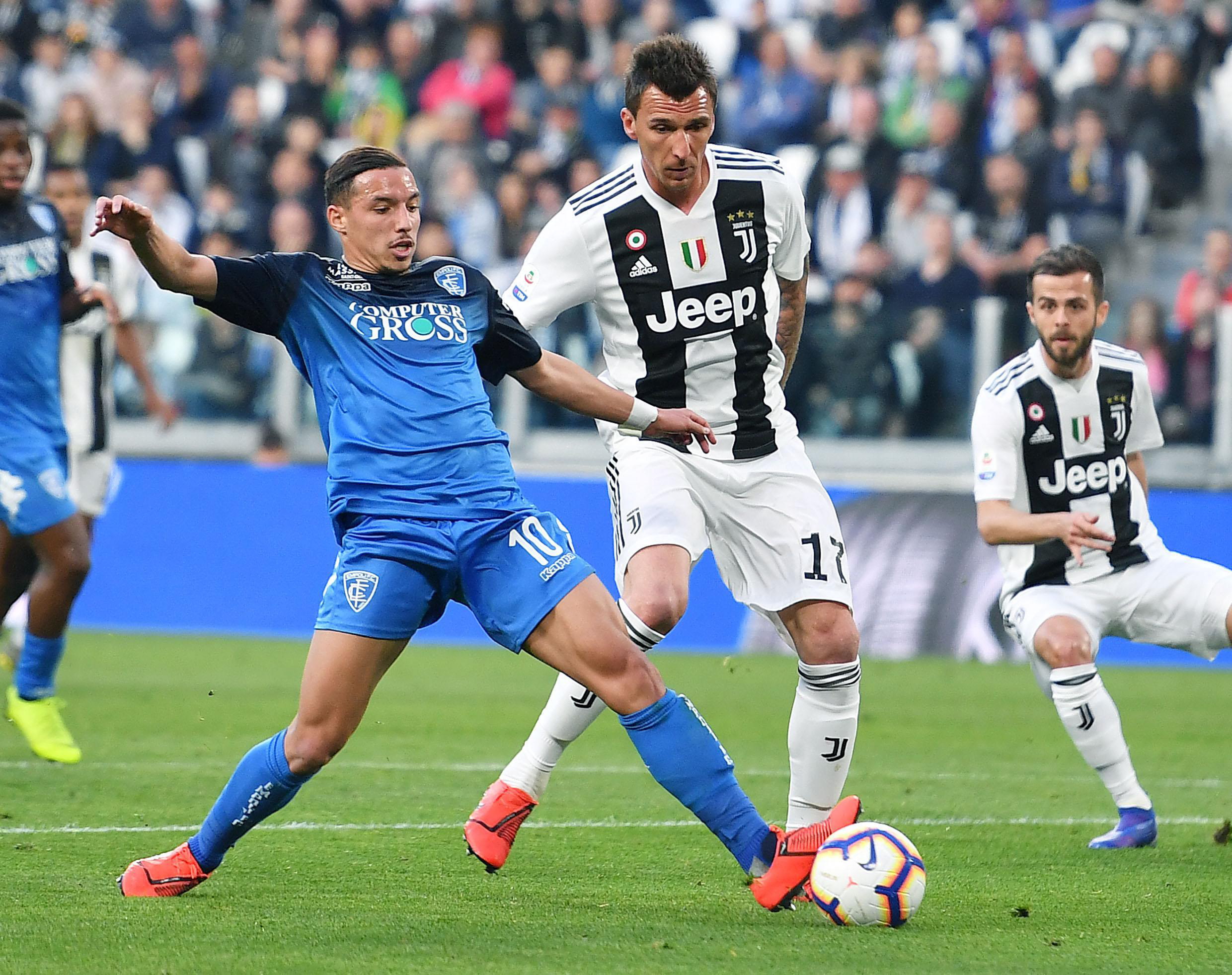 养伤期间看看球，阿什拉夫现场观看埃尔切vs皇马（阿什拉夫养伤期现身看台，观战埃尔切对皇马）