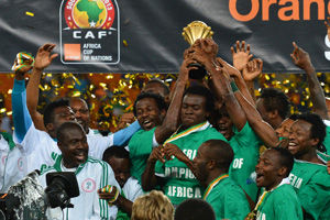 米体：意甲启用高可见度足球，荧光橙配色以往仅用于极端天气（米体：意甲改用高可视度用球，荧光橙此前仅限极端天气）