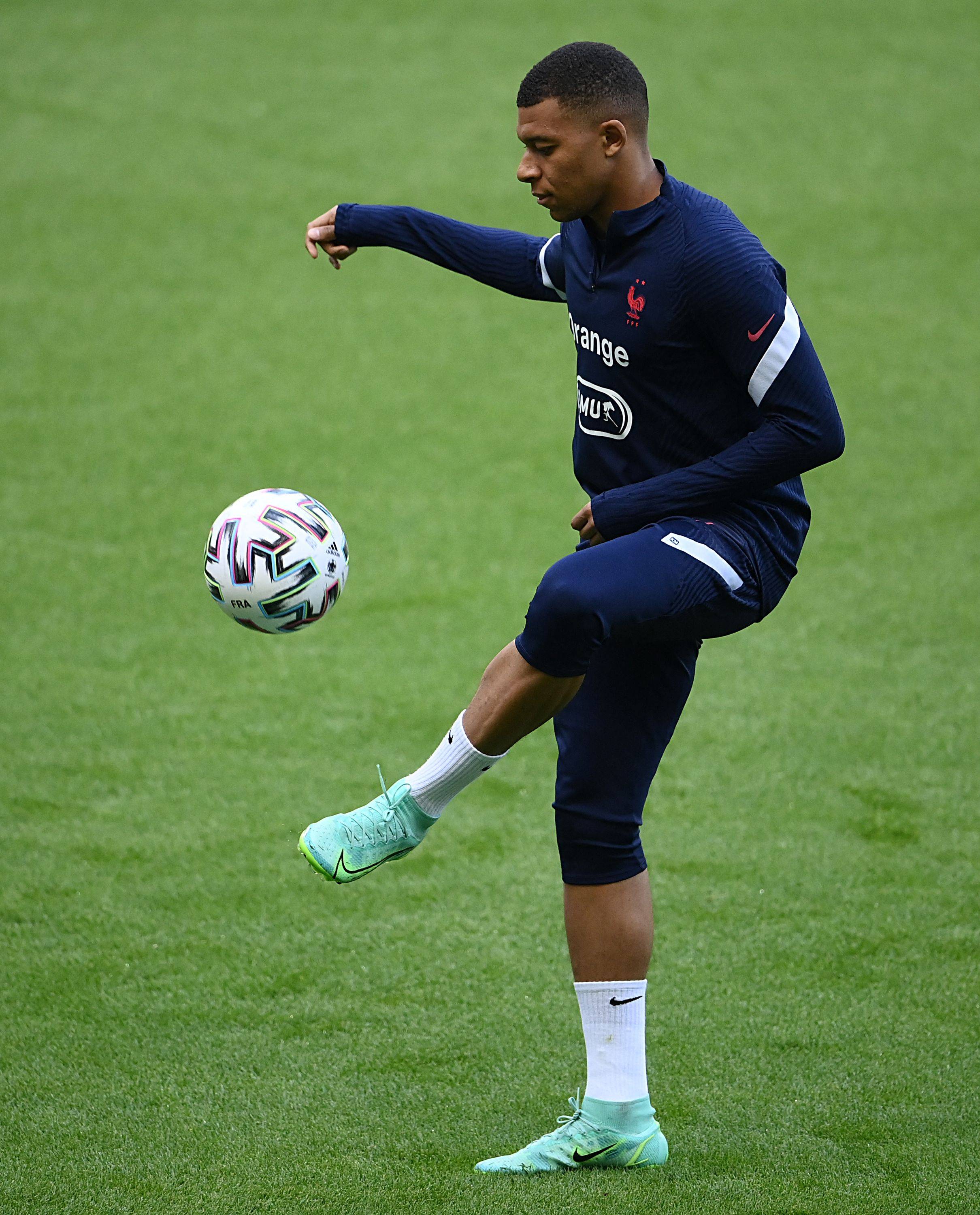 德天空：费内巴切想在冬窗引进莱万，但被莱万拒绝了（德天空：费内巴切冬窗求购莱万遭其拒绝）