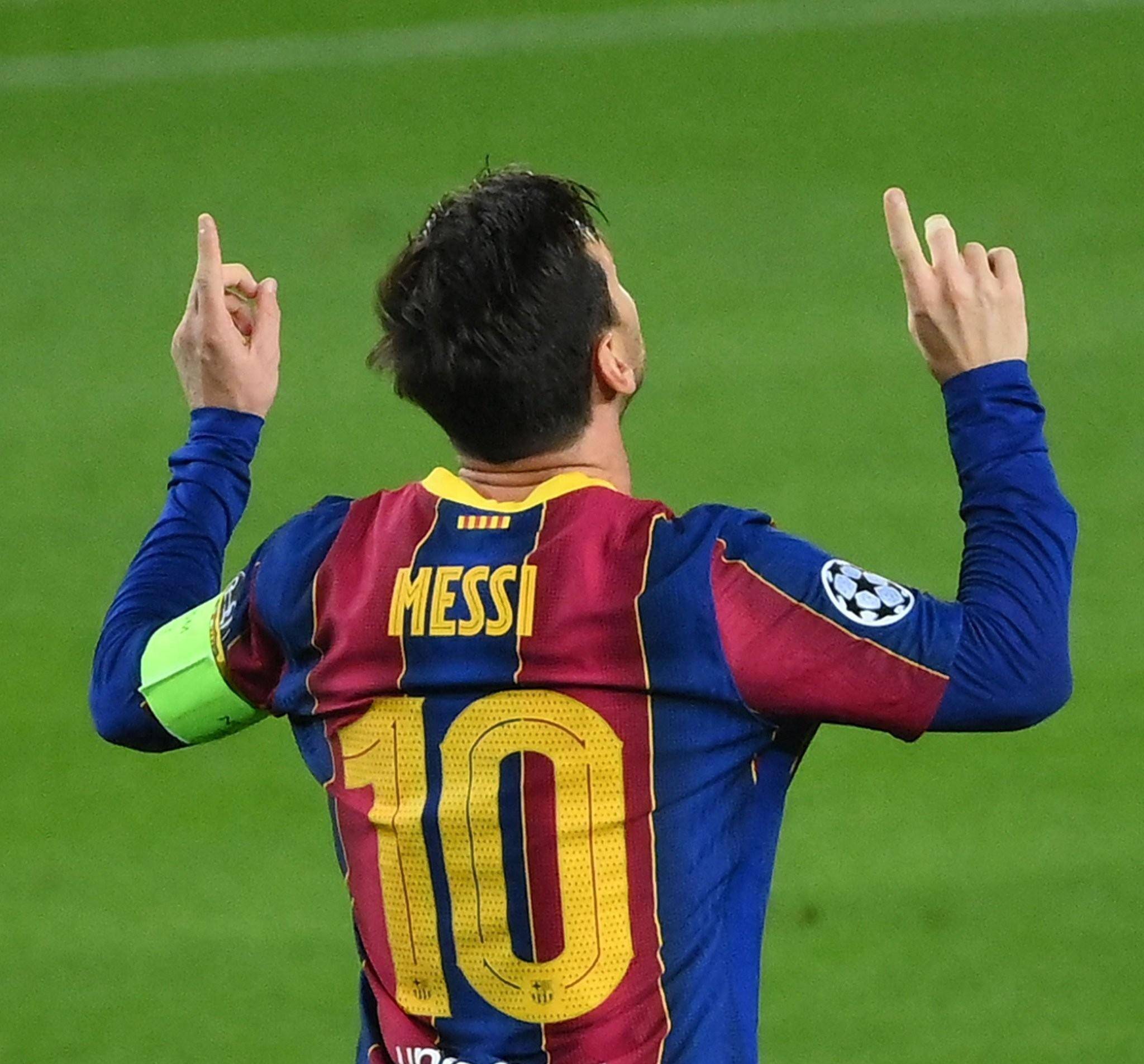 消息人士透露，拜仁对从曼联挖角充满信心，双方已就一月份的重磅交易展开谈判。（知情人士称拜仁有信心从曼联引援，一月重磅交易谈判已开启）