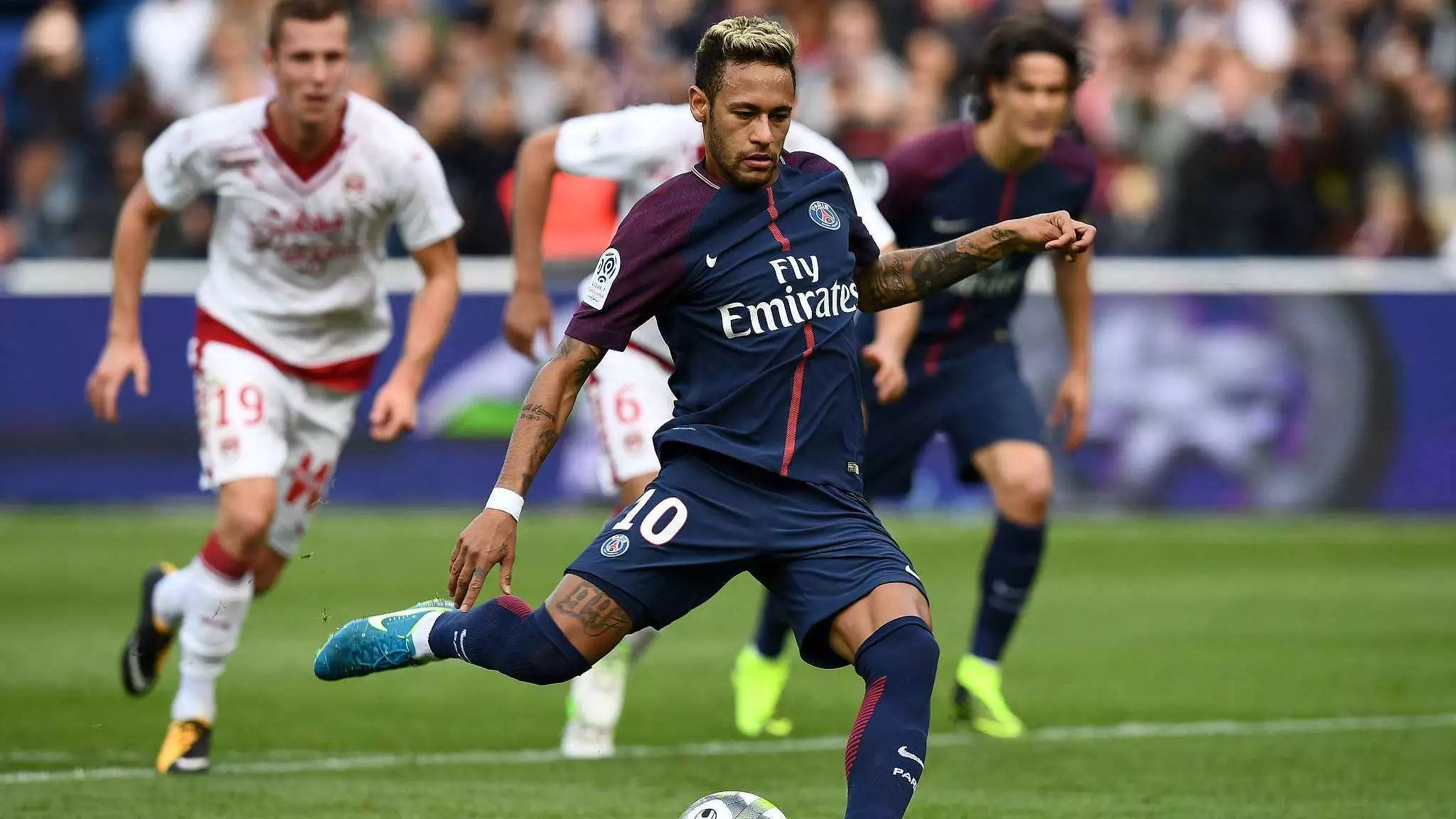 官方：巴萨18岁前锋迪亚拉接受手术，预计恢复期为五个月（巴萨官宣：18岁前锋迪亚拉已接受手术，预计康复需五个月）