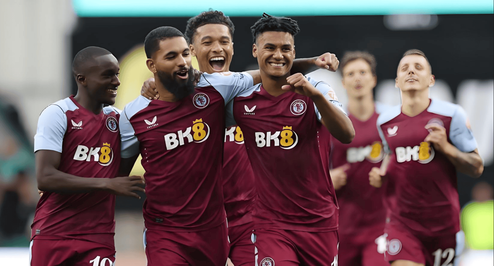 张琳艳赛后和凯莉交换球衣，后者直接把中国队球衣穿在身上（赛后张琳艳与凯莉互换球衣，凯莉当场披上中国队战袍）