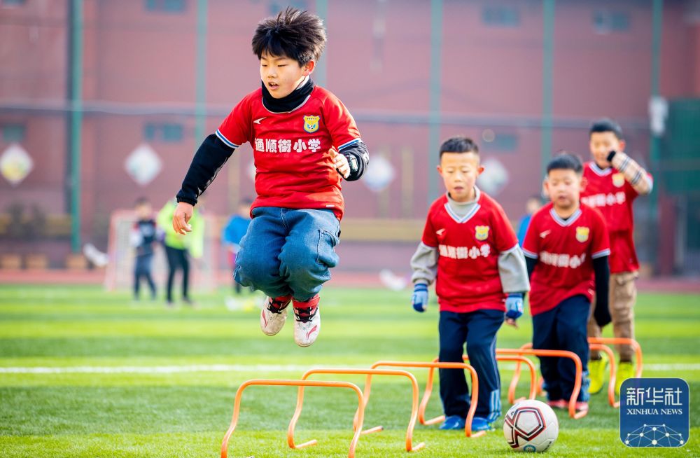 曼联重返英超前六（曼联跻身英超前六）