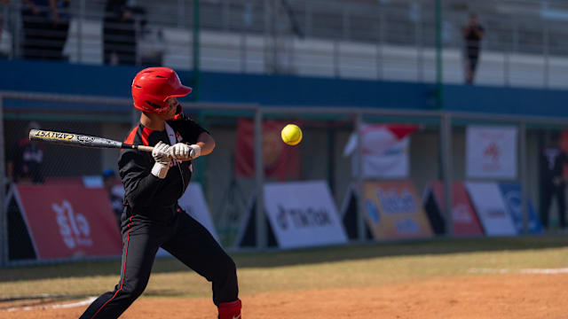 法兰克福球迷在诺坎普球场对巴萨支持者发动投掷袭击（诺坎普球场冲突：法兰克福球迷向巴萨支持者投掷物品）