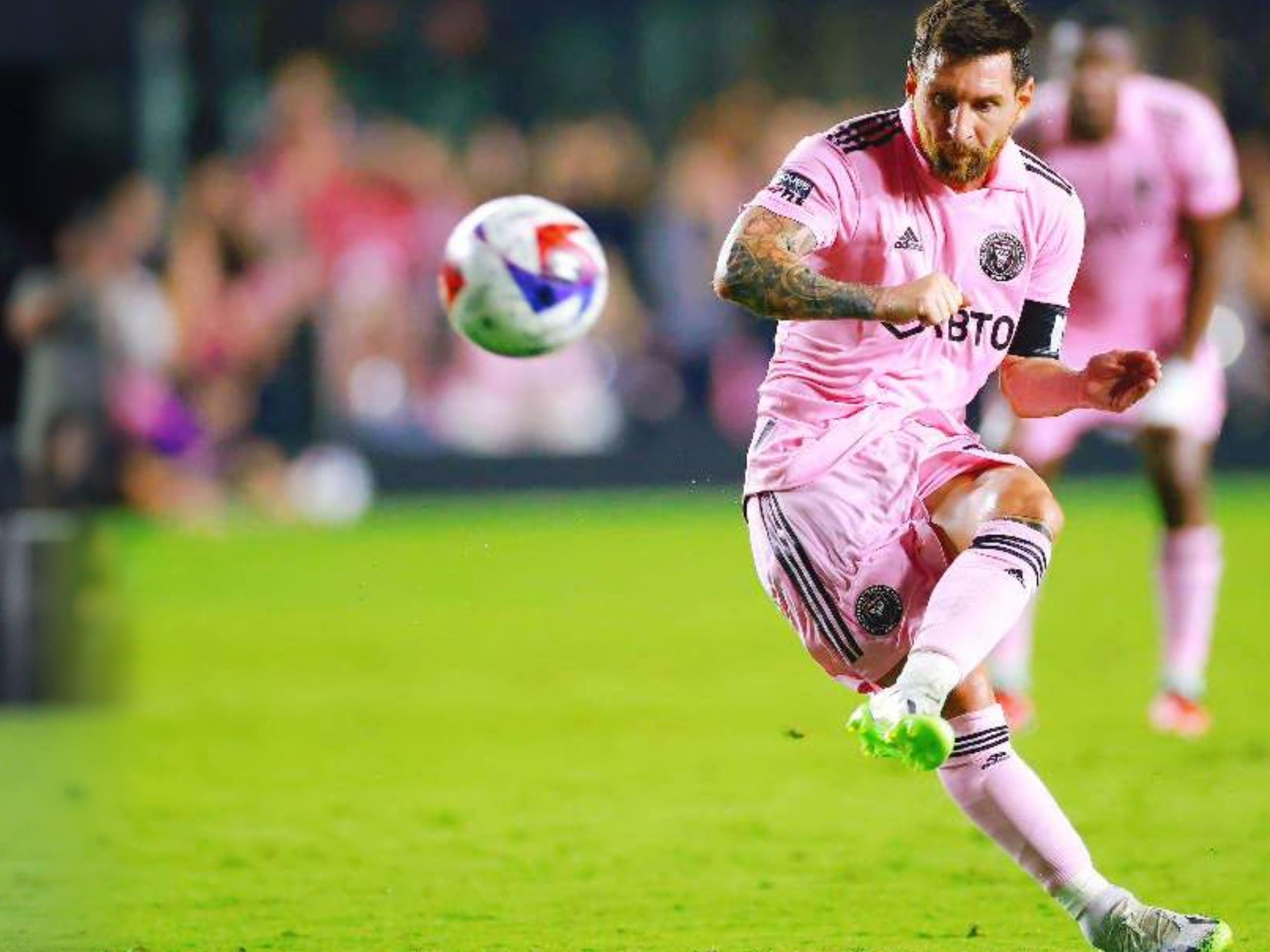 格纳布里：凯恩在防守中表现出色，进球归功于球队定位球教练（格纳布里称赞凯恩防守出色：进球功劳属于球队的定位球教练）