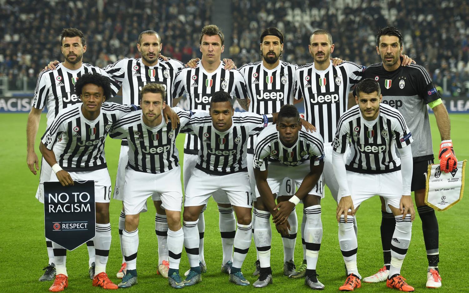 拿来吧你！柏林赫塔球员一把抢过对手教练给球员的战术小纸条